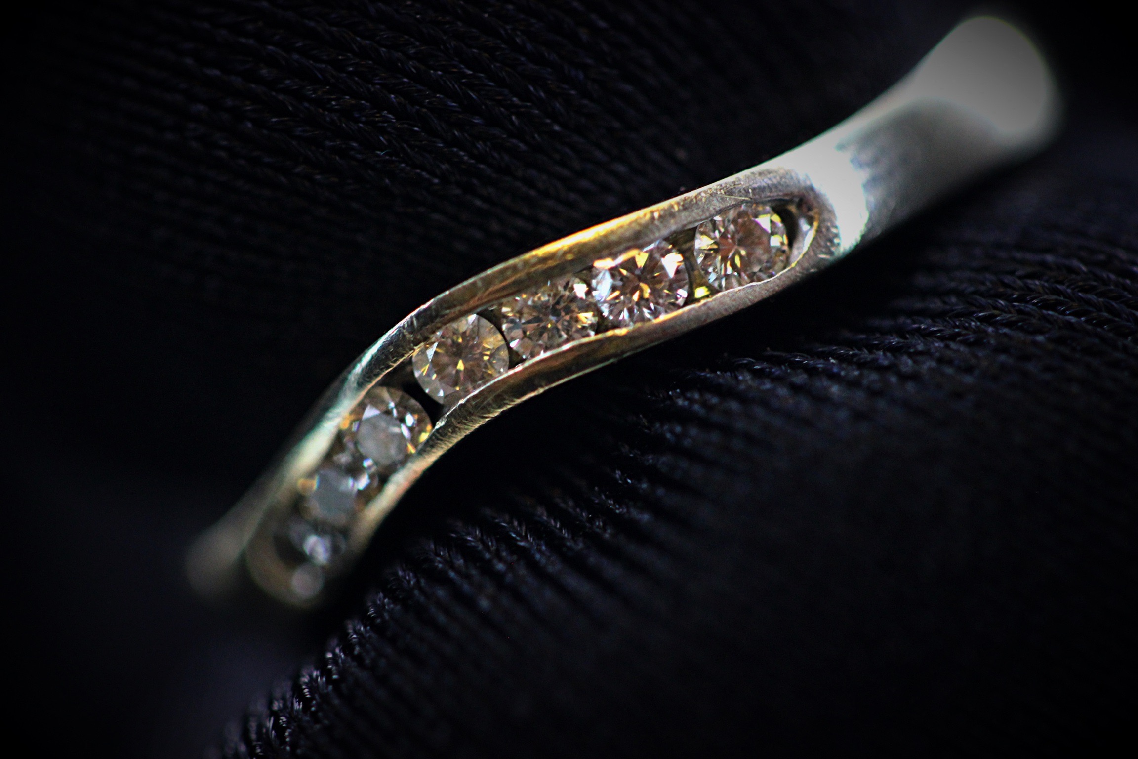 Wavy Gold Diamond Ring